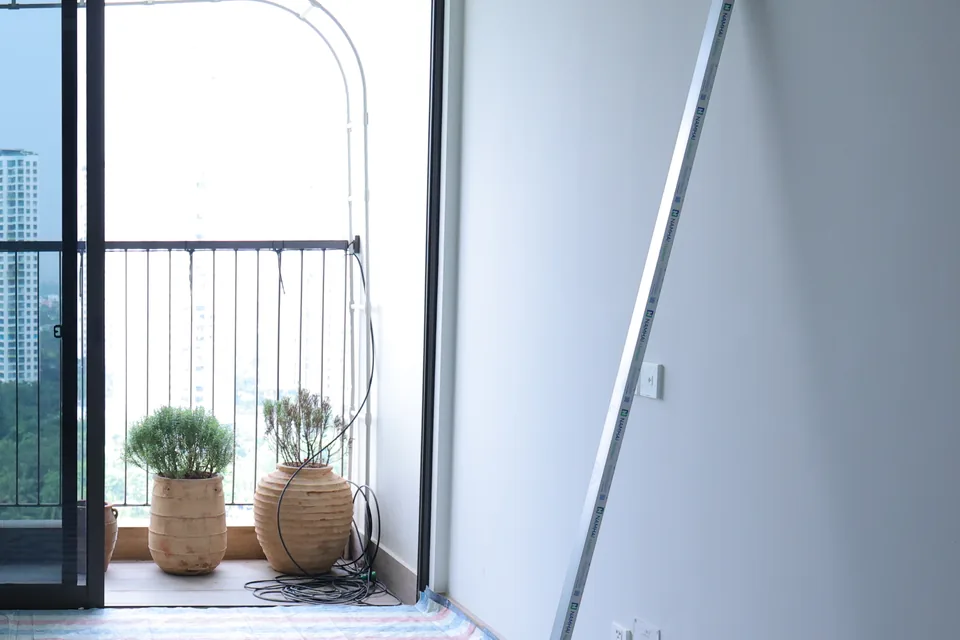Hiện trạng không gian đang thi công cần rà soát ánh sáng và thông gió